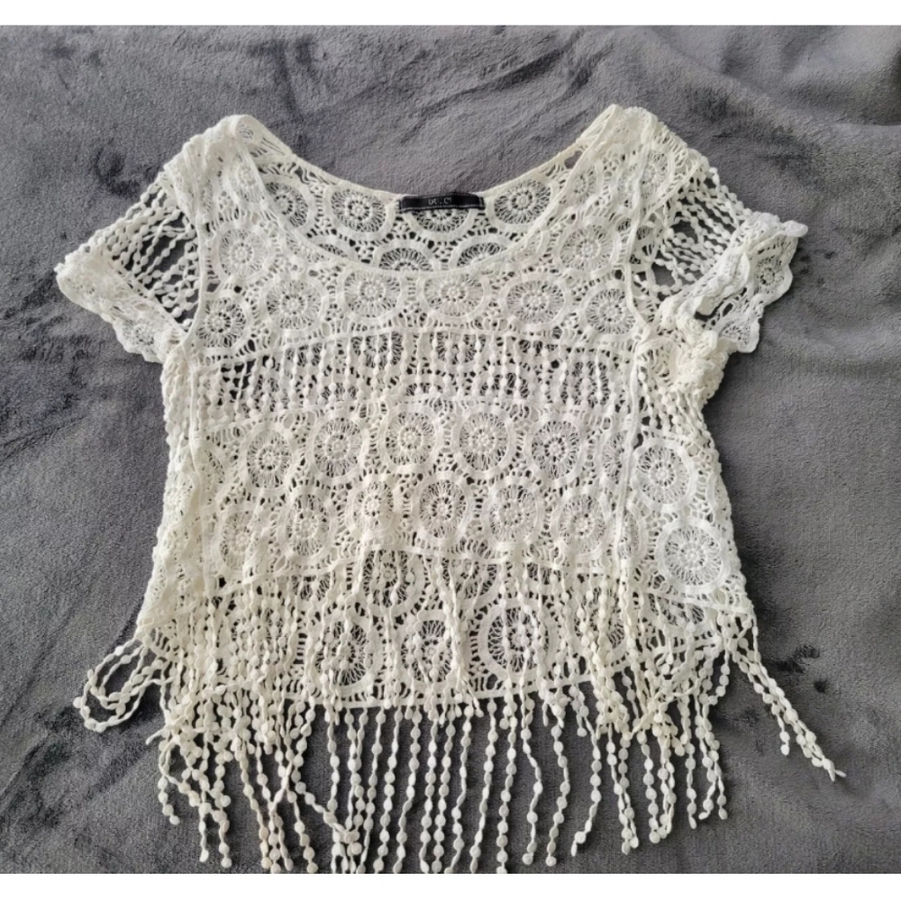 DULCIE White Crochet Lace Boho Knit Scoop Neck Fringe Hem Crop Top Hippie Shirt